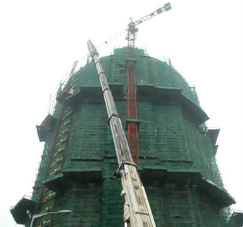 犍为吊车在工地上作业